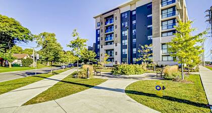 2-bedroom plus Den condo in enjoyable Toronto with WiFi, AC
