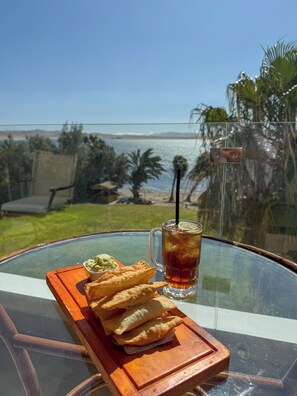 Suite superior, vista a la playa | Terraza o patio
