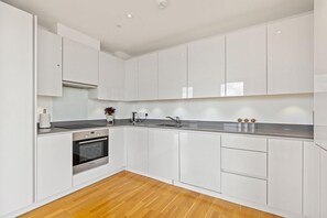 Fridge, microwave, oven, stovetop - East Village Luxury Apartment - London (London)