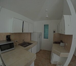 Habitación, 1 habitación, para fumadores, balcón | Cocina privada