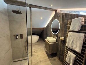 Shower, hair dryer, bidet, towels