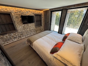 6 bedrooms, iron/ironing board, free WiFi, bed sheets