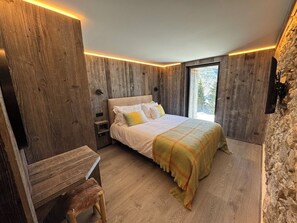 6 bedrooms, iron/ironing board, free WiFi, bed sheets