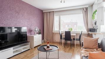 Apartment, Pets Allowed, City View | Living area | 40-inch flat-screen TV with cable channels