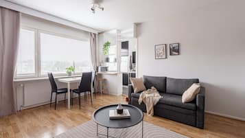 Leilighet, kjæledyr tillatt, byutsikt | Oppholdsområde | En 40-tommers Flatskjerm-TV med kabel-kanaler