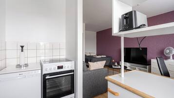 Appartement, huisdieren toegestaan, uitzicht op stad | Privékeuken | Een koelkast/vriezer, een magnetron, een oven, een kookplaat