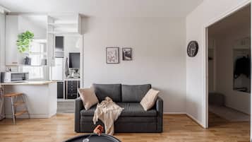 Apartment, Pets allowed, City View | Living area | 40-inch flat-screen TV with cable channels