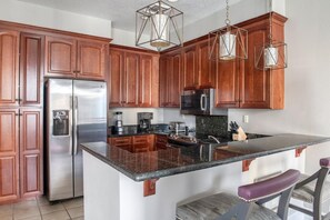 ثلاجة، ميكروويف، فرن، موقد طهي مسطح