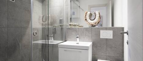Douche, séchoir à cheveux, bidet, serviettes fournies