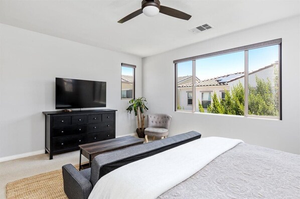 4 bedrooms, iron/ironing board, WiFi, bed sheets