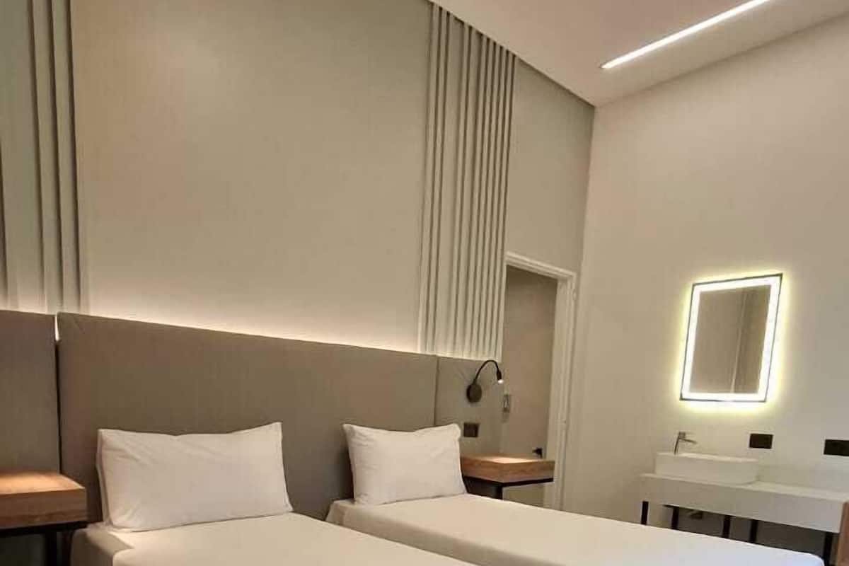 Dobbelt- eller tomannsrom – comfort | Safe på rommet, skrivebord og wi-fi (inkludert)