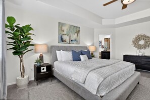 4 bedrooms, desk, iron/ironing board, travel cot - 4BR+ Office+Softball+snow+1hr to ski + Tesla charger. Parking garage (Arvada)