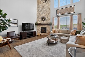 Smart TV, fireplace, video games, printers - 4BR+ Office+Softball+snow+1hr to ski + Tesla charger. Parking garage (Arvada)