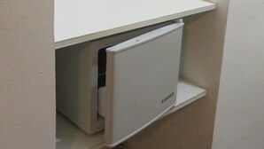 A small, white, enclosed space with a white cabinet labeled "RANSEI" and a white shelf. - Hotel Mar de Ajo (Mar de Ajo)