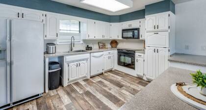 Guest House & Beautiful Pool in Wichita Falls, Pet & Horse Friendly 1 bed 1 bath
