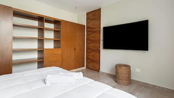 Casa Deluxe, balcón, vistas al jardín | Caja fuerte, cortinas opacas, tabla de planchar con plancha
