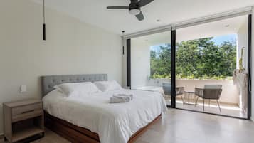 Casa Deluxe, balcón, vistas al jardín | Caja fuerte, cortinas opacas, tabla de planchar con plancha