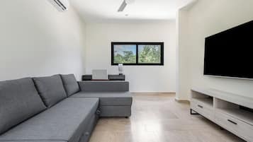 Maison Deluxe, balcon, vue sur le jardin | Aire de séjour