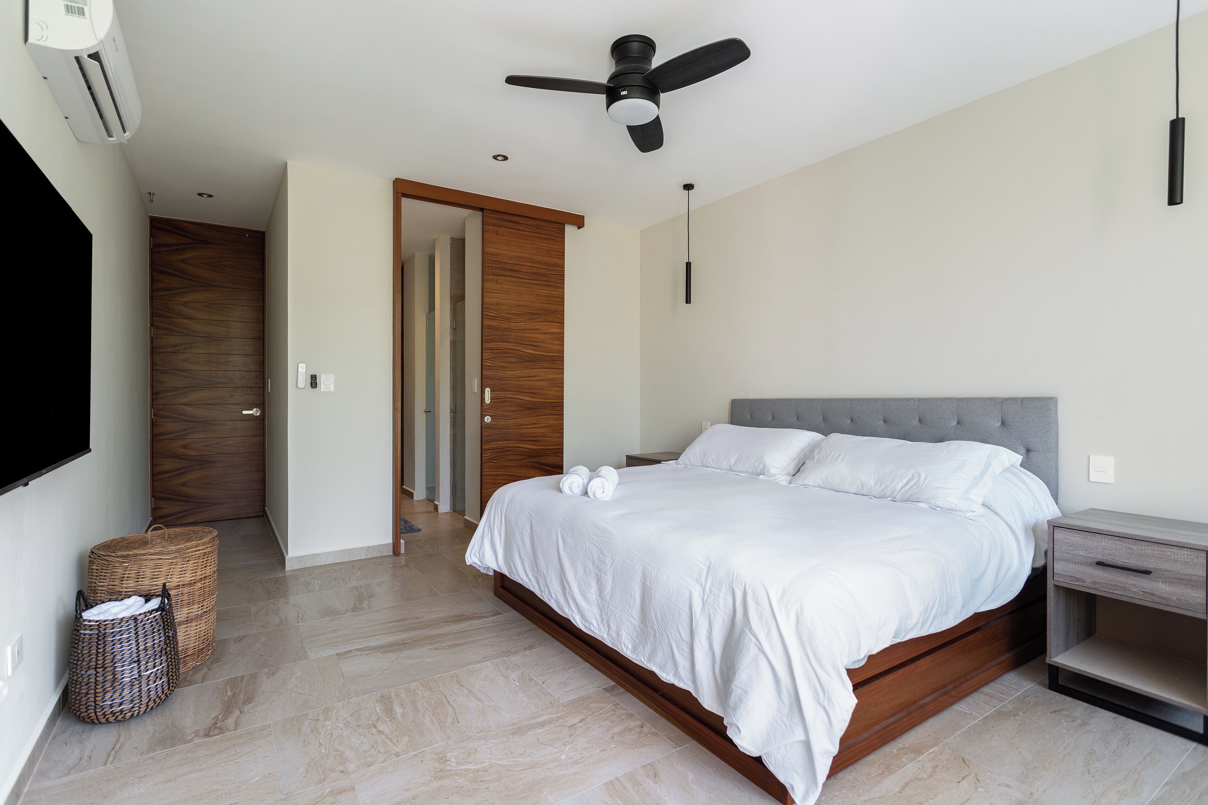 Casa luxo, sacada, vista para o jardim | Cofres nos quartos, cortinas blackout, ferros/tábuas de passar roupa