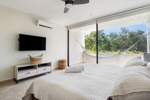 Casa Deluxe, balcón, vistas al jardín | Caja fuerte, cortinas opacas, tabla de planchar con plancha