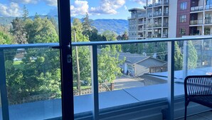 A balcony with a view of a residential area, including houses and a multi-story building. - Lakeside Retreat w/ Rooftop Pool, Hot Tub, Firepits & BBQs – 10 min to Downtown (Kelowna)