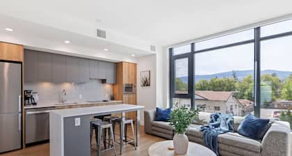 Lakeside Retreat w/ Rooftop Pool, Hot Tub, Firepits & BBQs – 10 min to Downtown