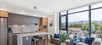 Lakeside Retreat w/ Rooftop Pool, Hot Tub, Firepits & BBQs – 10 min to Downtown