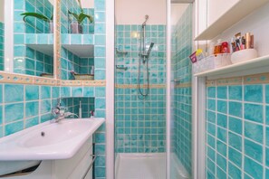 Doccia, asciugacapelli, bidet, asciugamani