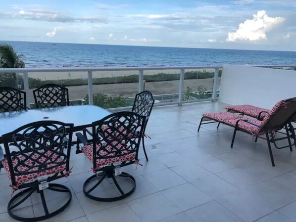 Outdoor dining - Pavilion 2-bedroom apartment in gorgeous Miami Beach with WiFi, fitness room (Miami Beach)