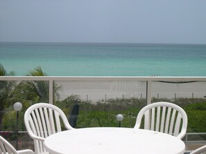 Outdoor dining - Pavilion 2-bedroom apartment in gorgeous Miami Beach with WiFi, fitness room (Miami Beach)