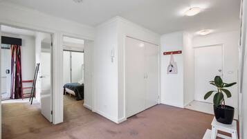 2 bedrooms, desk, WiFi