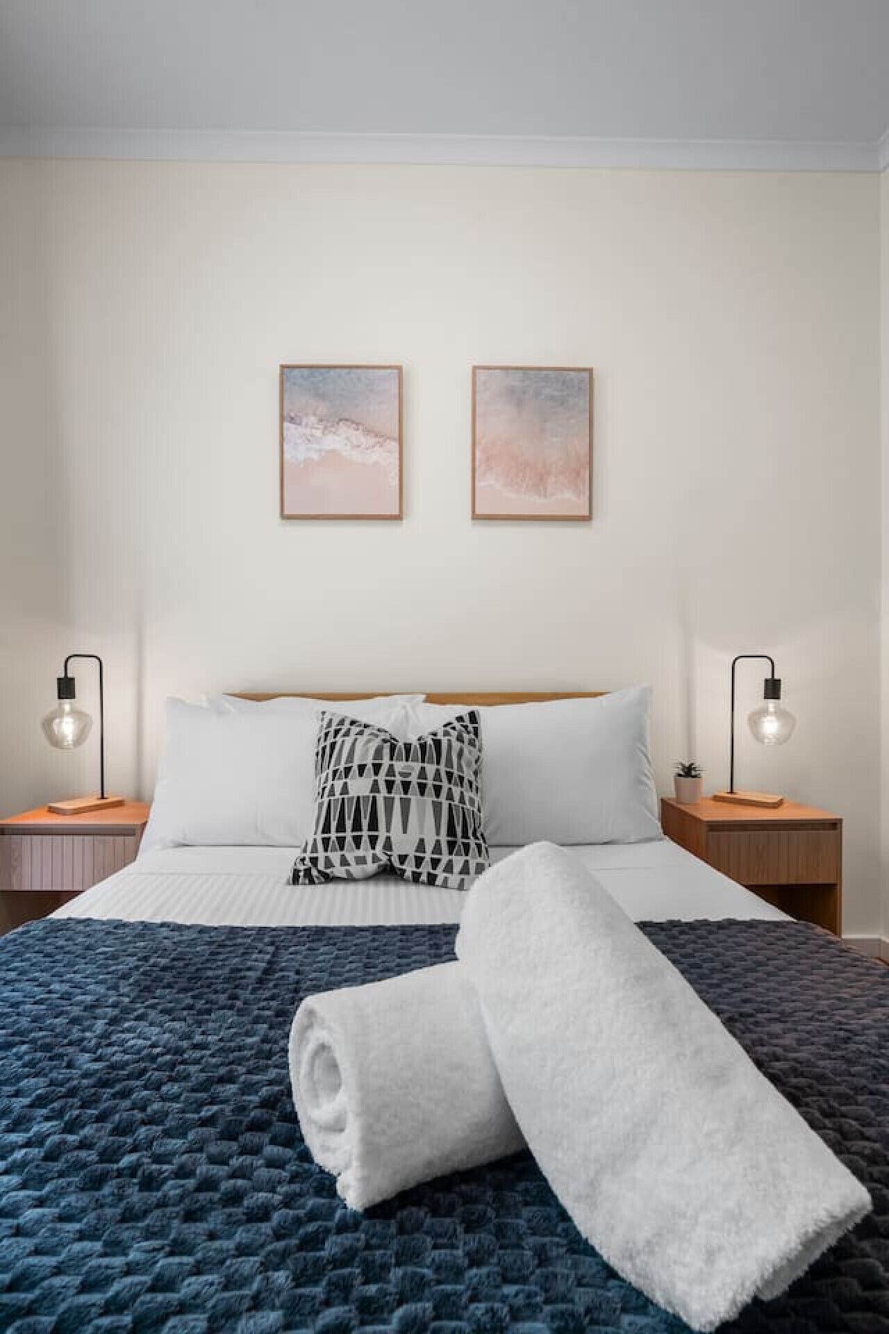 2 bedrooms, desk, WiFi