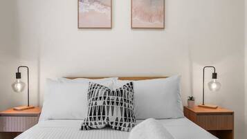 2 bedrooms, desk, WiFi