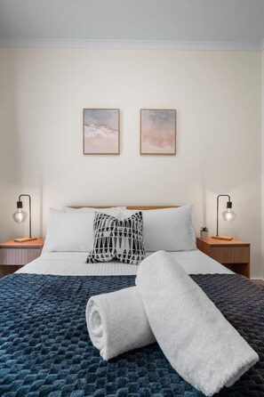 2 bedrooms, desk, WiFi