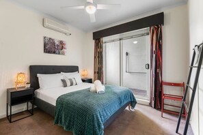 2 bedrooms, desk, WiFi