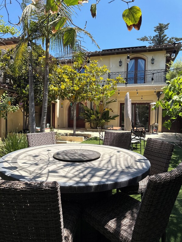 Outdoor dining - Charming 3-bedroom house with Ocean view in Bird Rock, La Jolla, with WiFi (San Diego)