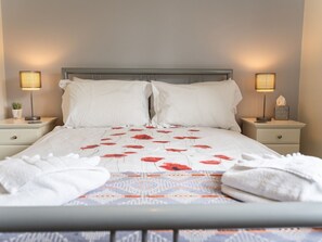 3 bedrooms, iron/ironing board, free WiFi, bed sheets