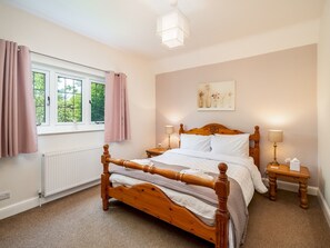 3 bedrooms, iron/ironing board, free WiFi, bed sheets - Chilterns Farm Cottage Hideaway | Pass the Keys (Little Kingshill)