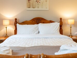 3 bedrooms, iron/ironing board, free WiFi, bed sheets - Chilterns Farm Cottage Hideaway | Pass the Keys (Little Kingshill)