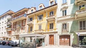 Una serie di edifici colorati con balconi, un caffè e una bicicletta parcheggiata davanti.