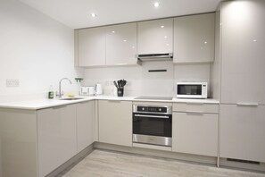 Réfrigérateur, four, plaque de cuisson, grille-pain