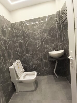 Comfort Double Room, 1 Double Bed | Bathroom | Combined shower/tub, towels, soap