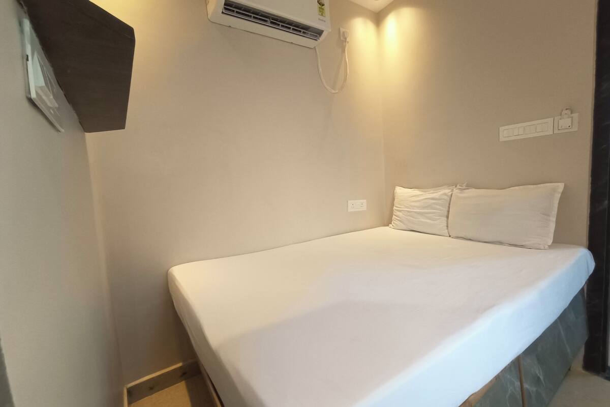Design Double Room, 1 Double Bed | Memory foam beds, free WiFi, bed sheets