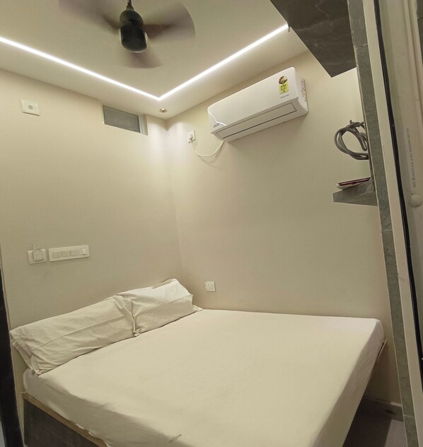 Memory foam beds, free WiFi, bed sheets