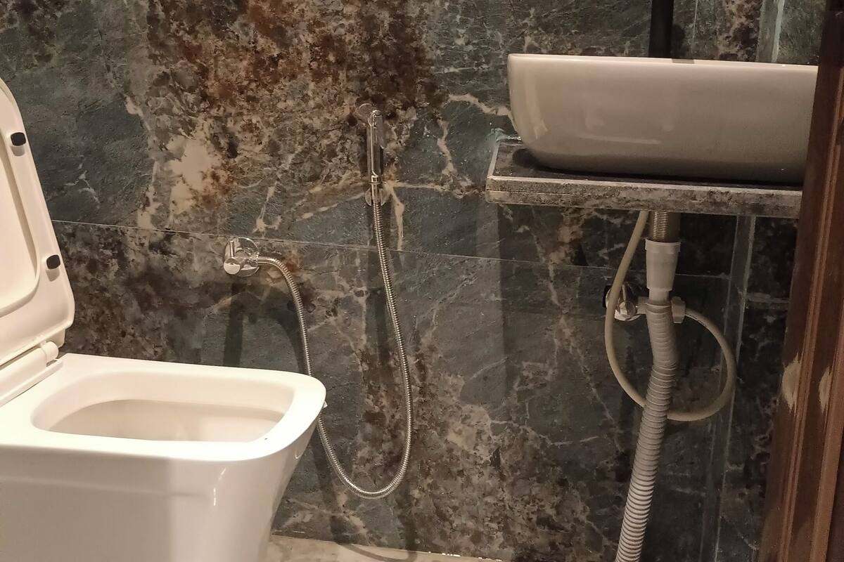 Combined shower/tub, towels, soap