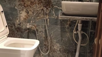 Shower, pancuran hujan, handuk, dan sabun