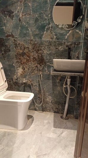 Combined shower/tub, towels, soap