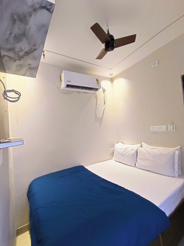 Memory foam beds, free WiFi, bed sheets