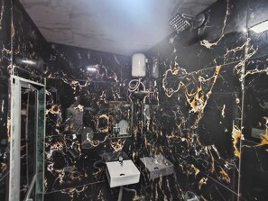 Een douche, handdoeken, zeep