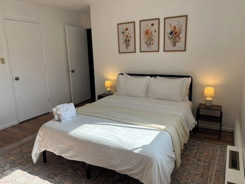 Newly Updated- Top Floor- Bona Nook